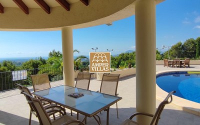 Pleasant villa with excellent sea views and tennis court.